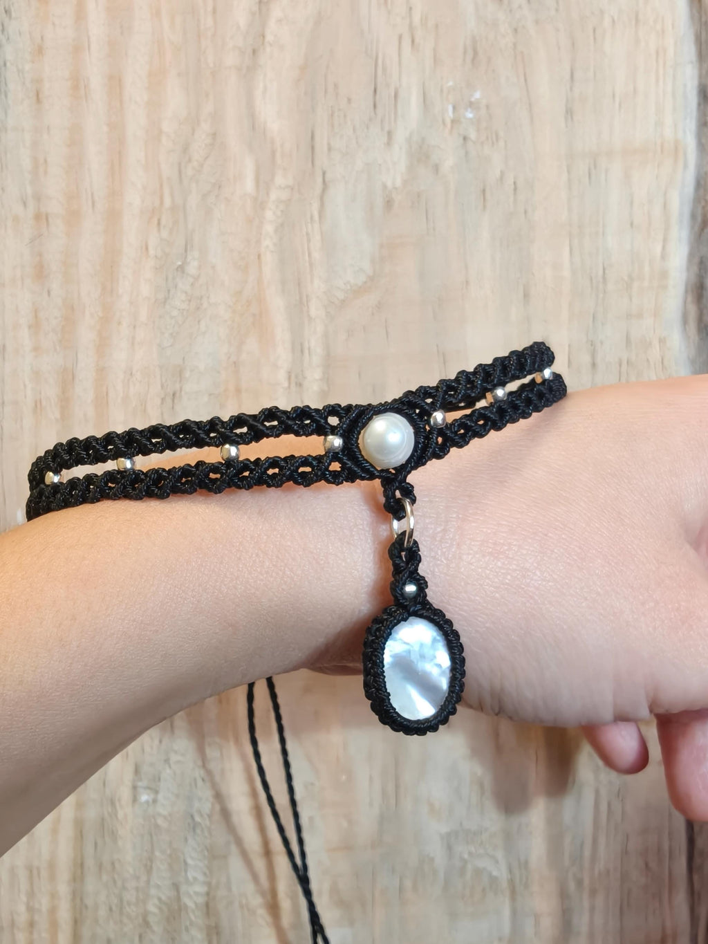 Mother of pearl choker necklace