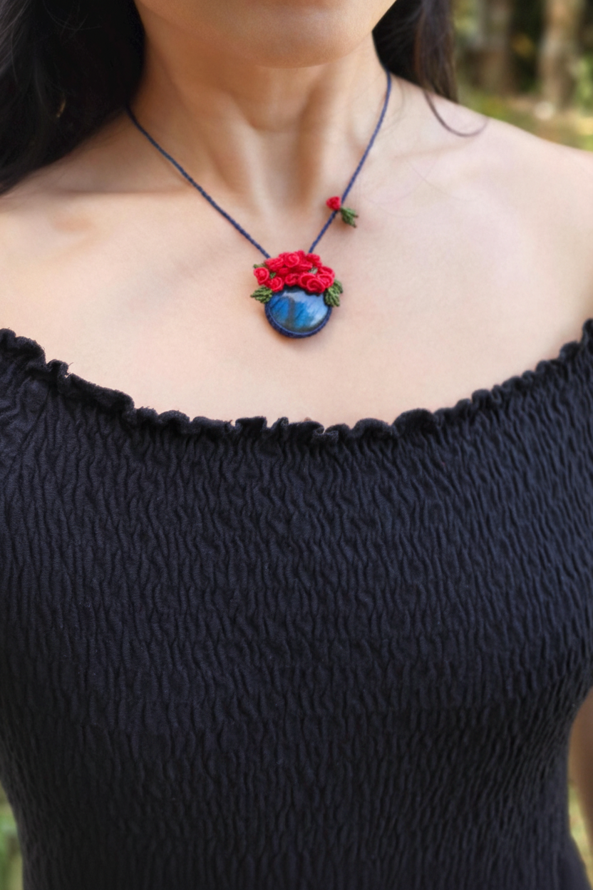 Labradorite pendant - Lifestyle without face